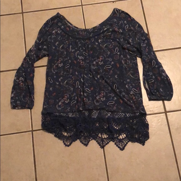 Cute tops with holes in sleeves and lace at bottom - Picture 1 of 3